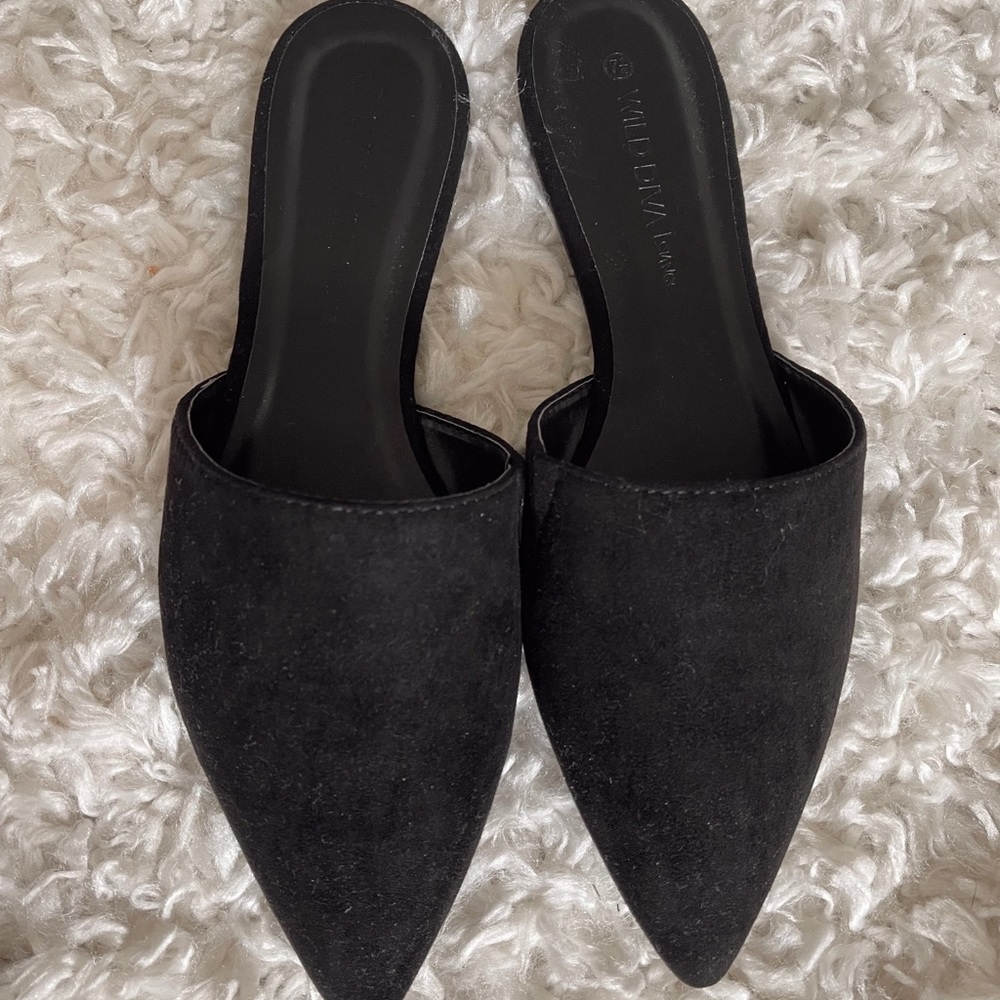 Black pointed mules